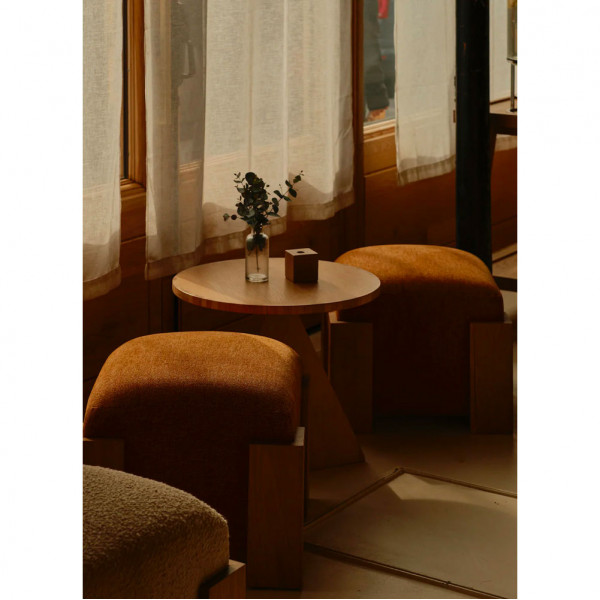 PEQUENO ASSENTO OTTOMAN by...